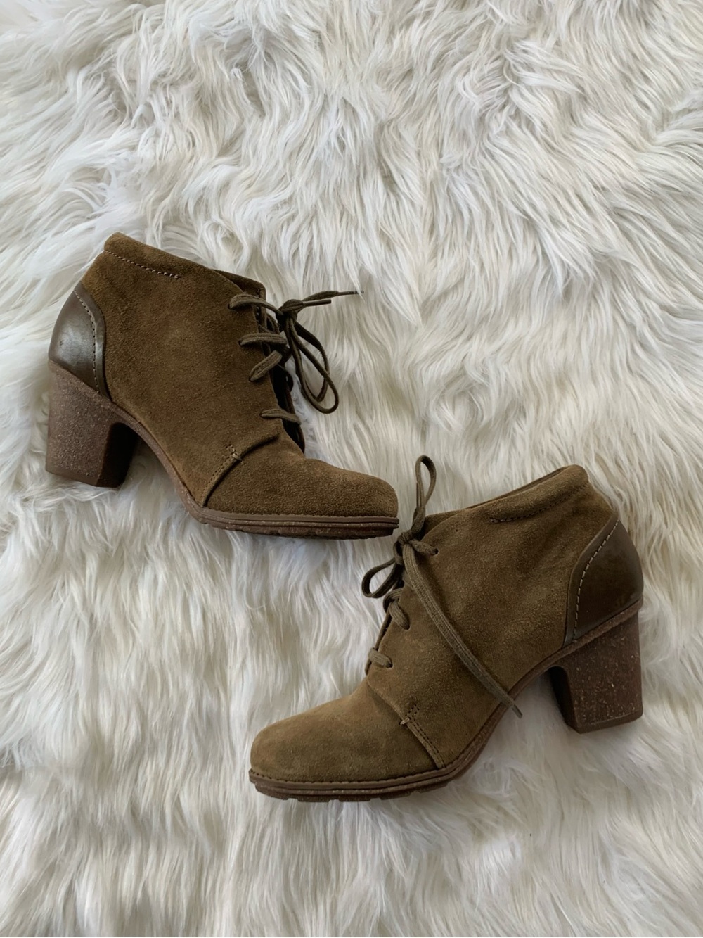 Clarks‎ Taupe Suede Lace Up Preppy Sophisticated Sashlin Sue boot Shoes 9.5